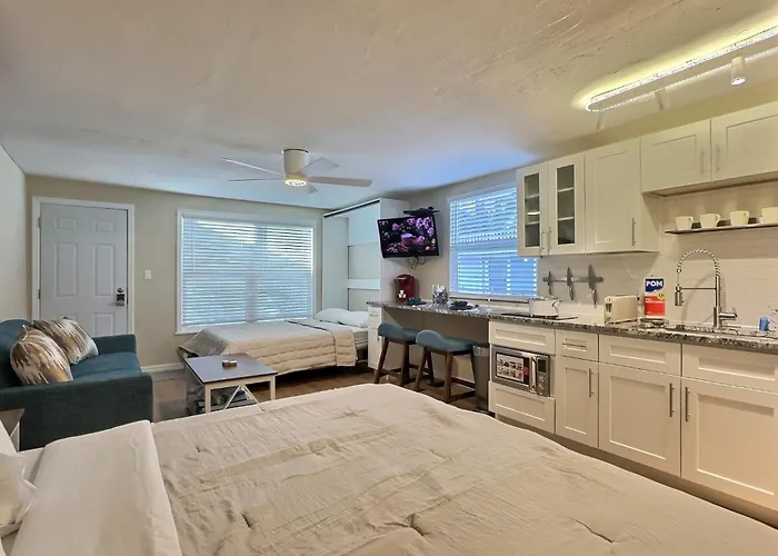 Studio Retreat Across The Street From Beautiful Siesta Key Beach